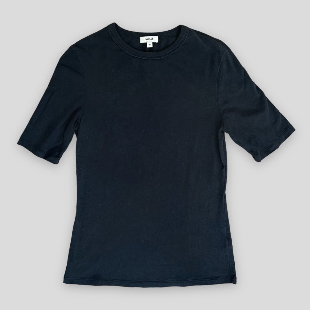 AGOLDE Elie Mid Length Sleeve Fitted Tee in Black